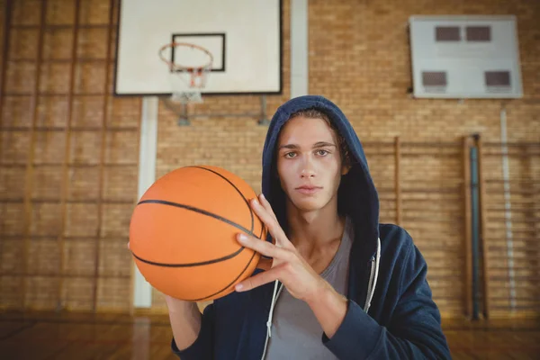 Liceo ragazzo con pallacanestro in tribunale — Foto Stock