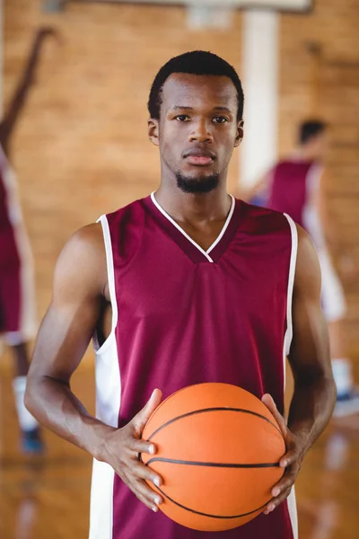 Pemain basket yang percaya diri memegang bola basket — Stok Foto