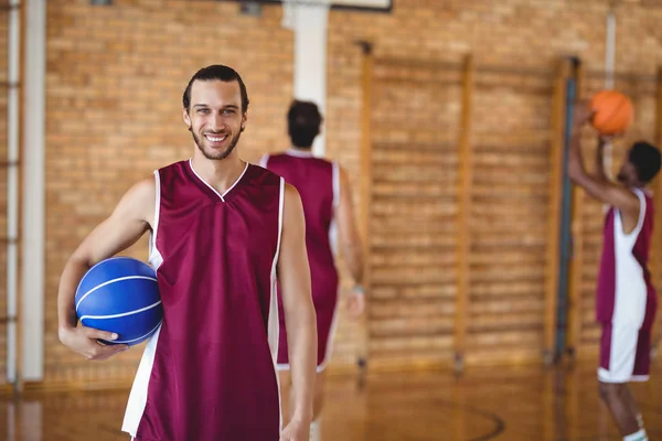 Pemain basket memegang bola basket — Stok Foto