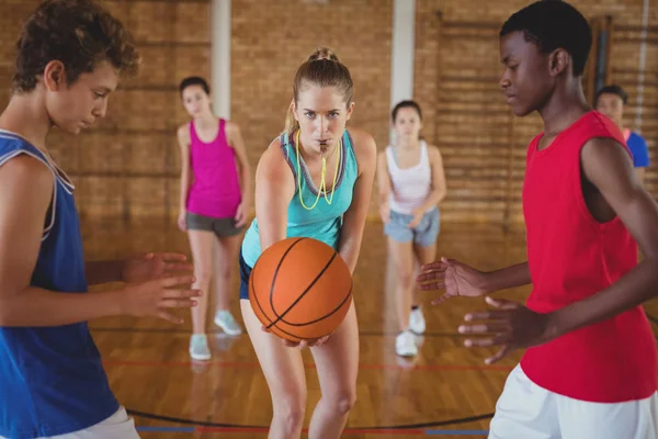 Lise basketbol oynamaya başlamak üzere çocuklar — Stok fotoğraf