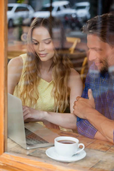 Happy couple using digital laptop — Stock Photo, Image