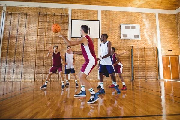在法庭上玩的篮球运动员 — 图库照片