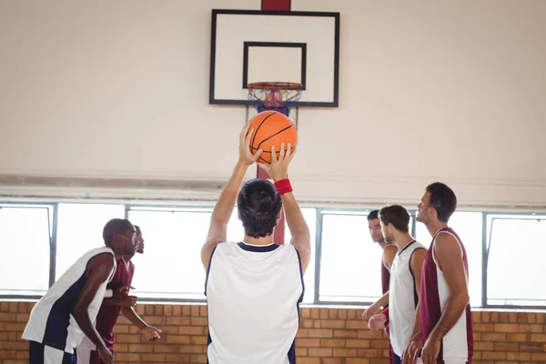 Pemain basket akan melakukan tembakan penalti. — Stok Foto