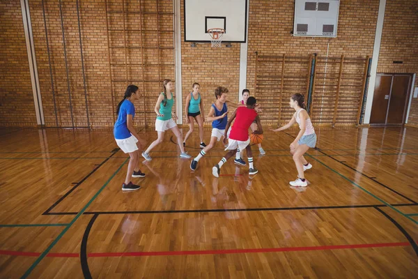 Ragazzi delle scuole superiori che giocano a basket in tribunale — Foto Stock