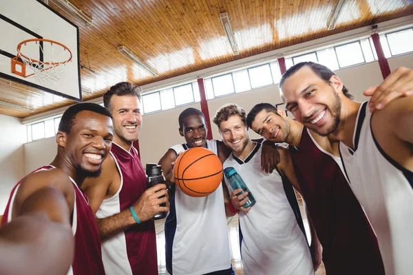 Jogadores de basquete de pé com os braços cruzados — Fotografia de Stock