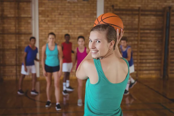 High school kids spela basket i domstolen — Stockfoto