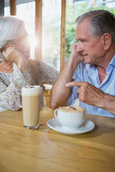 Seniorenpaar interagiert beim Kaffeetrinken — Stockfoto