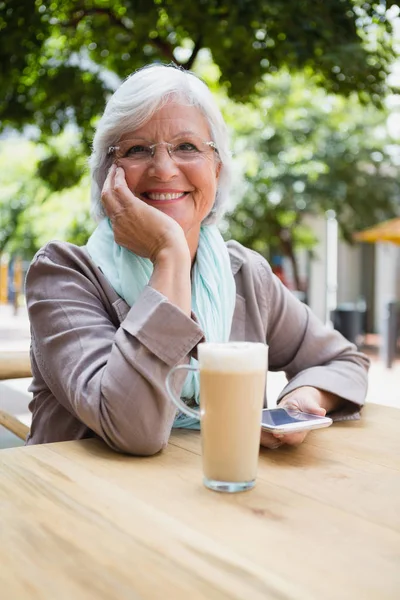 Senior mulher segurando telefone celular — Fotografia de Stock