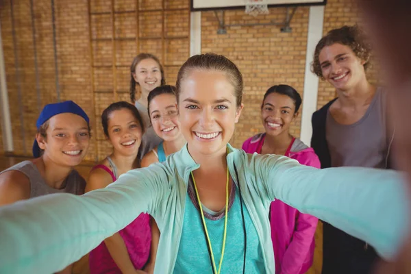 Coach och high school kids tar selfie — Stockfoto