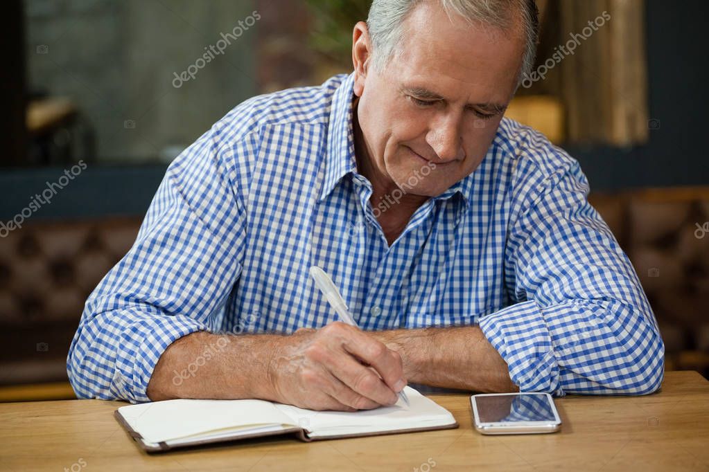 человек за столом писатель. пишут мужчины старше. British man. пишут мужчины старше. пишут мужчины старше.