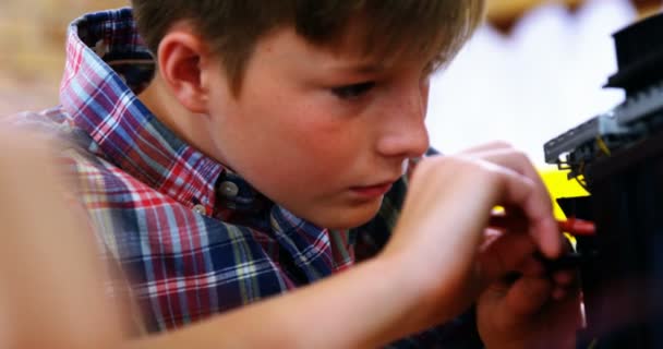 男子生徒は教室のプリンターを修復 — ストック動画