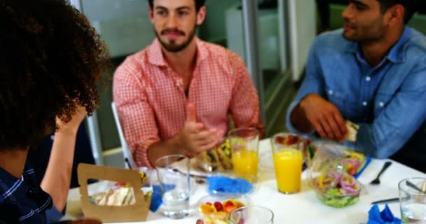 Executivos felizes interagindo enquanto tomam café da manhã — Vídeo de Stock
