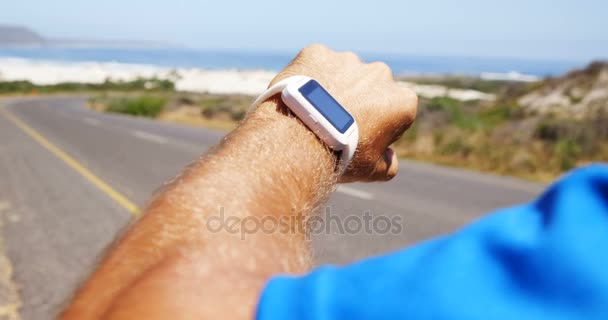 铁人三项运动员人使用 smartwatch 在晴朗的一天 — 图库视频影像