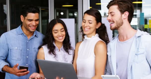 Ejecutivos felices usando laptop — Vídeos de Stock