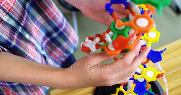 Okul çocuğu deneyimlerle molekül modeli laboratuvar Okulu — Stok video