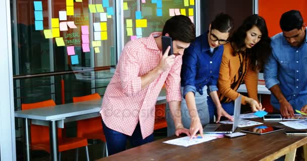 Equipo de diseñadores gráficos discutiendo en una reunión — Vídeo de stock