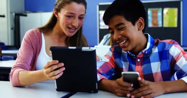 Studenti pomocí digitálního tablet a mobilní telefon v učebně — Stock video