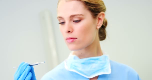 Zdravotní sestra držící zubní nástroje — Stock video