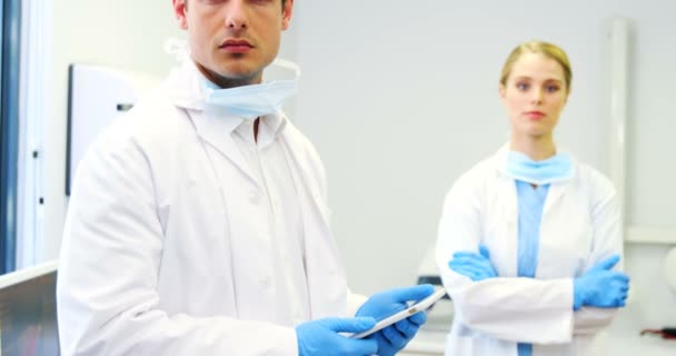快乐的牙医和护士使用数字平板电脑 — 图库视频影像