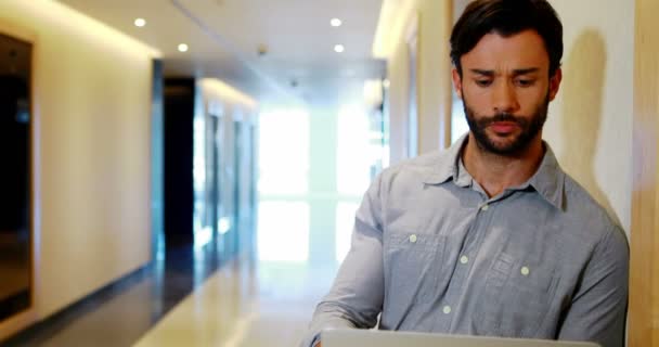 Férfi ügyvezető használ laptop folyosón — Stock videók