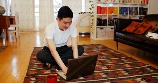 Man using laptop in living room — Stock Video