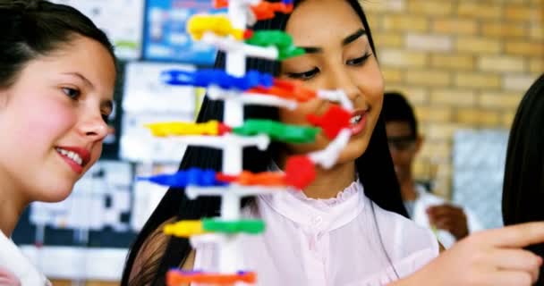 Des écoliers souriants font une expérience chimique en laboratoire — Video