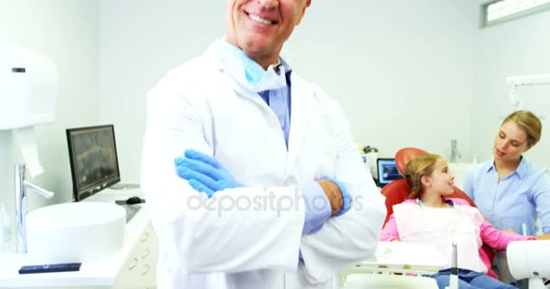 Dentista sorridente in piedi con le braccia incrociate in clinica dentale — Video Stock