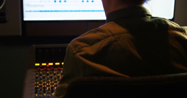 Engenheiro de áudio masculino usando misturador de som — Vídeo de Stock