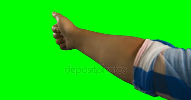Крупним планом жінка жестикулює рукою — стокове відео