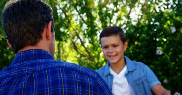 Père et fils s'embrassent dans le parc — Video