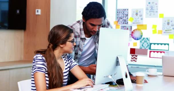 Cadres masculins et féminins discutant sur ordinateur au bureau — Video