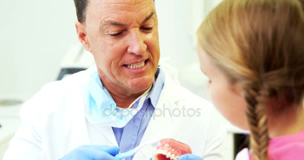 Dentiste montrant aux jeunes patients comment se brosser les dents — Video