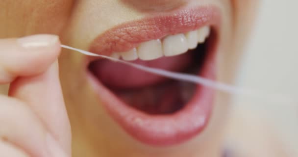 Пациентка чистит зубы зубной нитью — стоковое видео