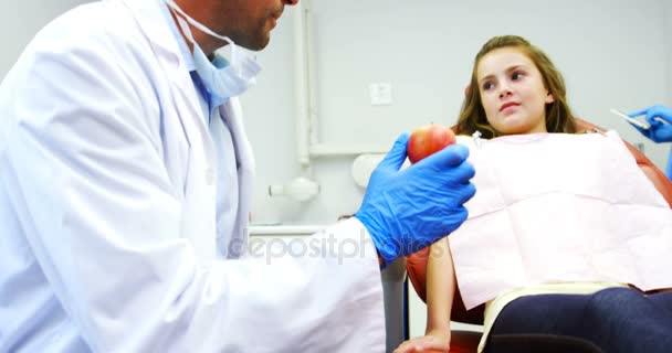 Dentista dando maçã para paciente jovem — Vídeo de Stock