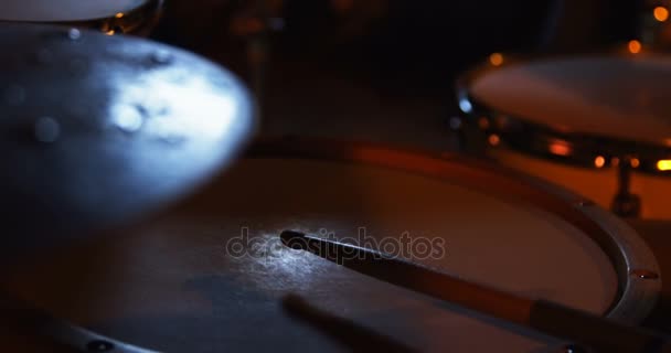 Барабанщик играет на барабане в студии — стоковое видео