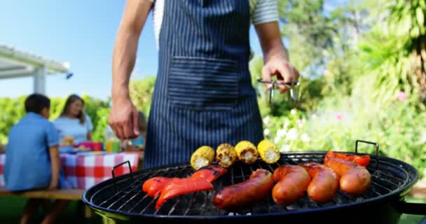 Uomo ribaltamento peperone sul barbecue — Video Stock