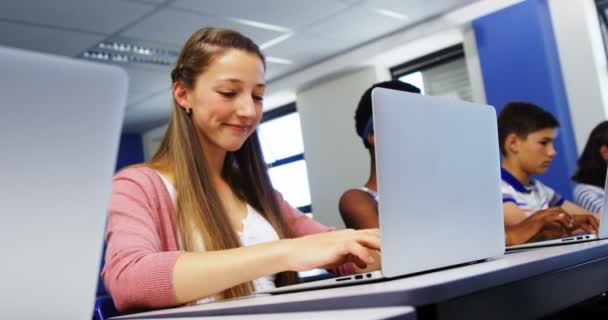 Studenter använder laptop i klassrummet — Stockvideo