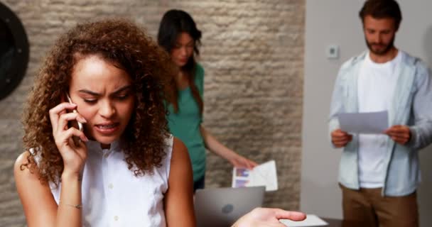 Ejecutivo femenino hablando en el teléfono móvil — Vídeos de Stock