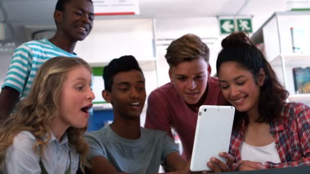 Studenten met behulp van digitale tablet in klas — Stockvideo