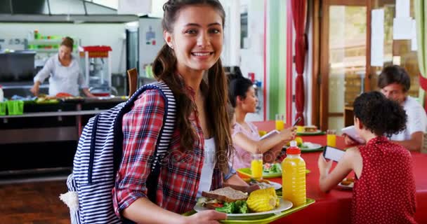 Kız öğrenci holding kahvaltı plaka — Stok video