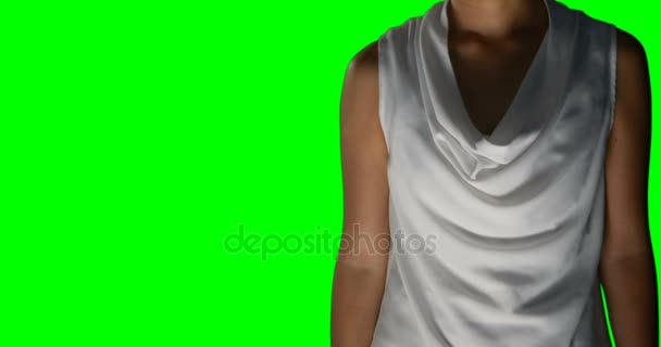 Mujer tocando invisible contra fondo de pantalla verde — Vídeo de stock