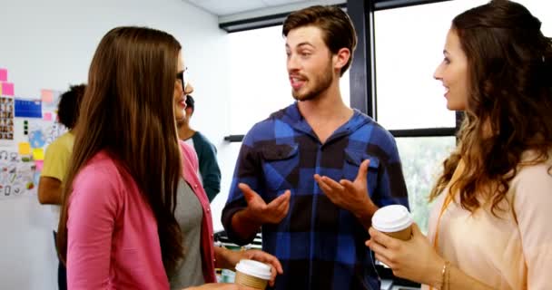 Designers gráficos felizes interagindo enquanto toma café — Vídeo de Stock