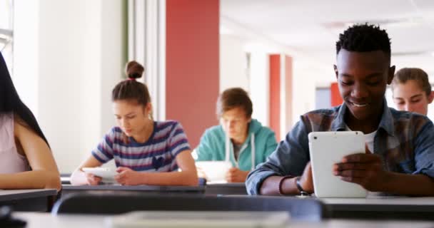 Estudiantes usando tabletas digitales en el aula — Vídeo de stock