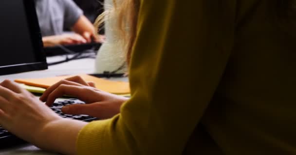 Estudantes que estudam em informática em sala de aula — Vídeo de Stock