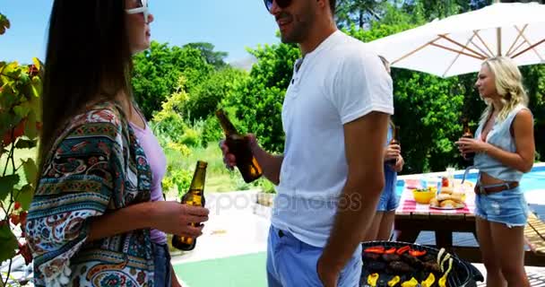 Ζευγάρι, αλληλεπίδραση ενώ έχοντας ένα μπουκάλι μπύρας κοντά στην πισίνα — Αρχείο Βίντεο