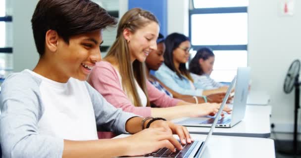 Estudiantes usando laptop en el aula — Vídeo de stock