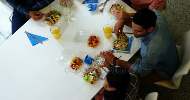 Ejecutivos felices interactuando mientras desayunan — Vídeos de Stock