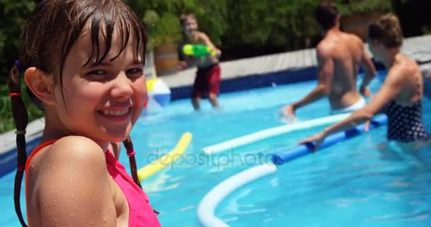 Retrato de menina sorridente perto da piscina — Vídeo de Stock