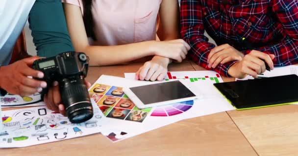 Grupo de designers gráficos trabalhando juntos na mesa — Vídeo de Stock