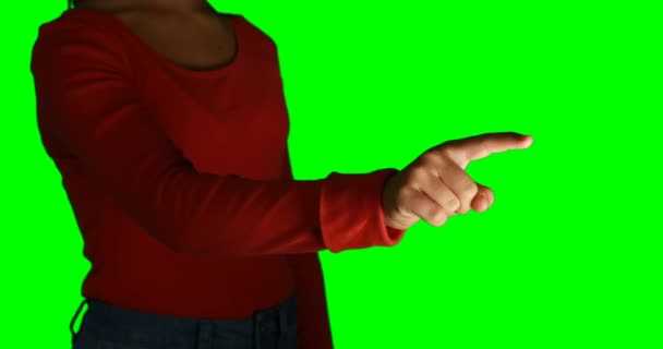 Mujer fingiendo usar una pantalla invisible — Vídeos de Stock